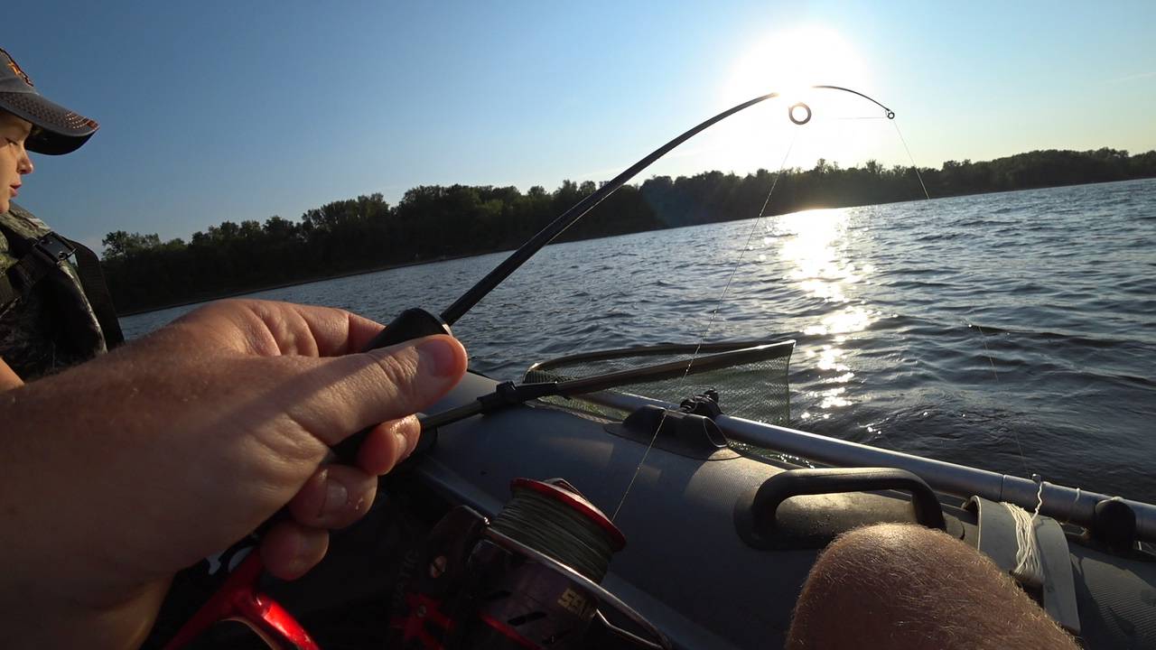 Первый выезд за лещём с дочкой. Рыбалка на Волге смотреть онлайн