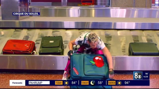 Mad Apple cast makes grand entrance at Harry Reid Airport смотреть онлайн
