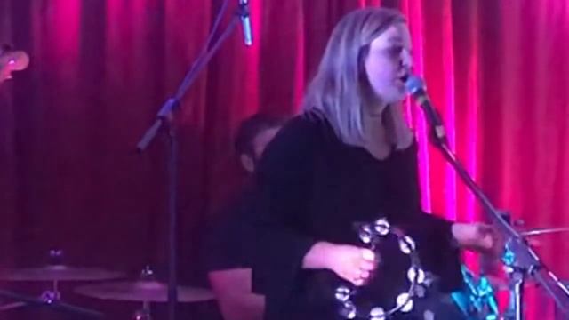 The Chain - a Shetland based Fleetwood Mac tribute band play 'Go Your Own Way' смотреть онлайн