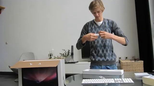 Unboxing an iMac 24" смотреть онлайн
