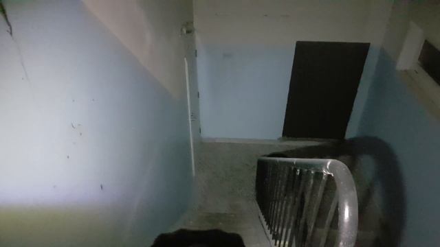 Испытание фонарика ЭРА в темном подъезде смотреть онлайн