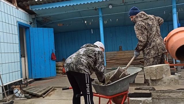 На Кубани в холода стройка жаркая пошла. Отопительный сезон открыт. Танцуют все! смотреть онлайн