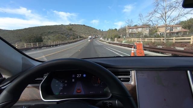Model S Autopilot Navigates Through Road Construction смотреть онлайн