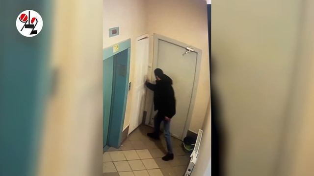Бухой чел выломал дверь в подъезде и пописал в ведро. Real video смотреть онлайн