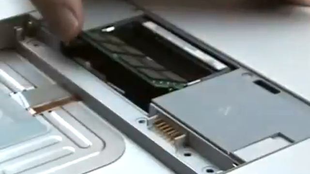 #V007 Arbeitsspeicher auf 4GB bei MacBook Pro erweitern смотреть онлайн