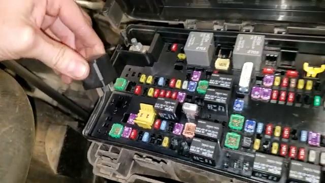 Dodge RAM 1500 Starter Relay and Fuse смотреть онлайн