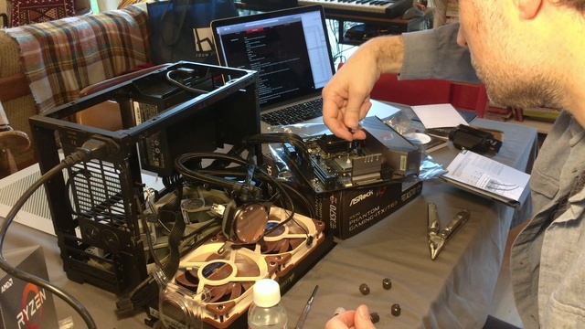 Machead builds a music PC! Episode 3: Breadboarding смотреть онлайн