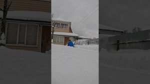 Маленький снегоуборщик сносит метровые сугробы  HYUNDAI S5555