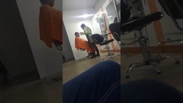 ПОЭТ В ПАРИКМАХЕРСКОЙ смотреть онлайн