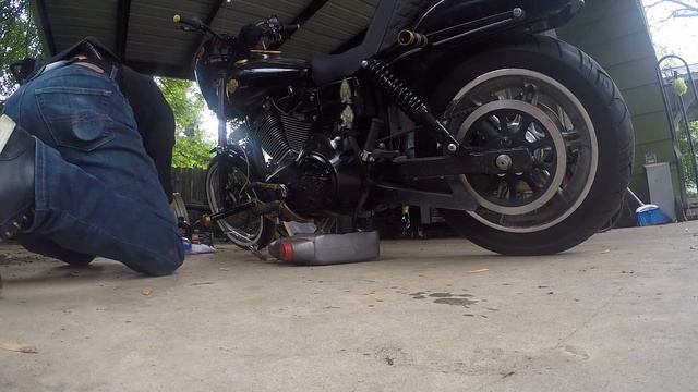 Harley Davidson dyna low rider Oil change смотреть онлайн