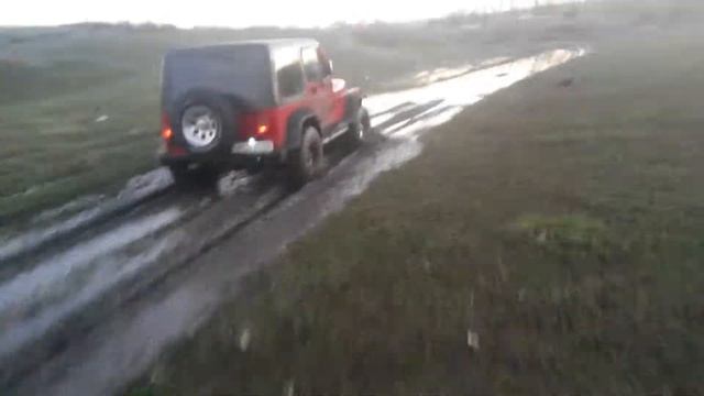 Jeep Wrangler YJ в грязи смотреть онлайн