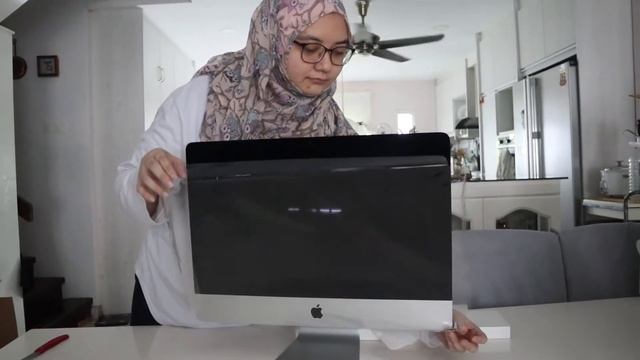 UNBOXING APPLE iMac 21.5" 4K Display.... A Few Years Late! смотреть онлайн
