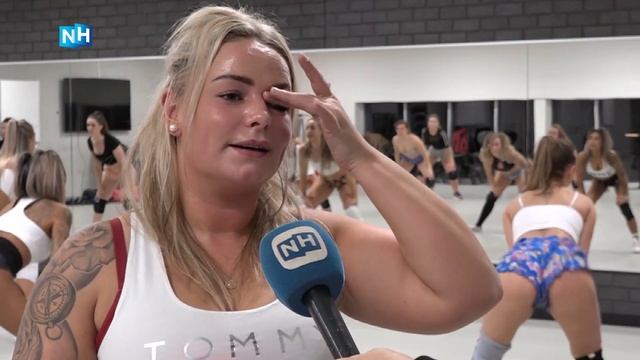 Schudden met de billen tijdens twerkles смотреть онлайн