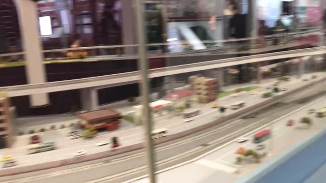 ジオラマ・シミュレーターに潜入したよ♪ 電車とバスの博物館♪ 知的遊戯♪ 3歳のトレーシーと1歳のスティーブ ★Obsessed Tracy and Steve to diorama simulat смотреть онлайн