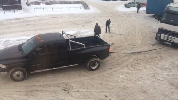 Dodge Ram 3500 тянет фуру