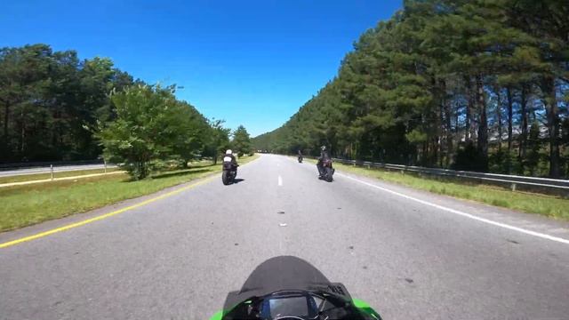 YAMAHA R1 Vs GSXR1000R Vs ZX10R BATTLE | BIKE SWAP смотреть онлайн