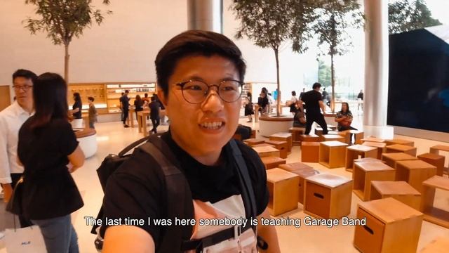 We Visited The Most Fancy Apple Store In SouthEast Asia смотреть онлайн