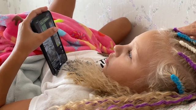 У Алисы слабость / Алиса показывает название классной игры / Расплела Алисе ее афрокосички смотреть онлайн