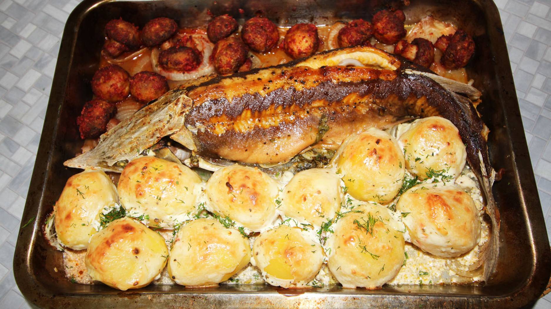 Стерлядь, запеченная в духовке (с картошкой и шампиньонами) смотреть онлайн