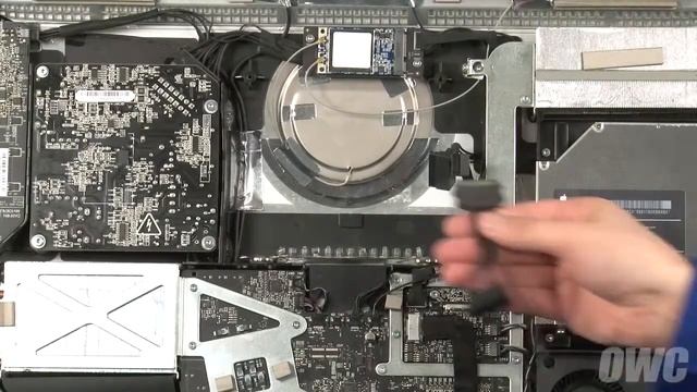 iMac 21.5" Eind 2009 3.5" HDD vervangen смотреть онлайн