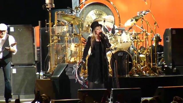 FLEETWOOD MAC - Go Your Own Way (Live in Paris FR - Oct 17, 2009) смотреть онлайн