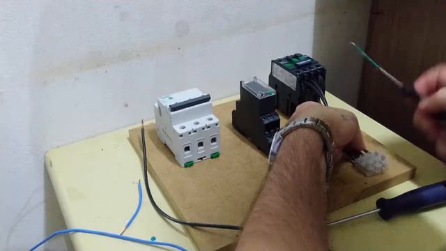 Instalação de compressor trifasico com contatora em pequeno quadro de comando смотреть онлайн
