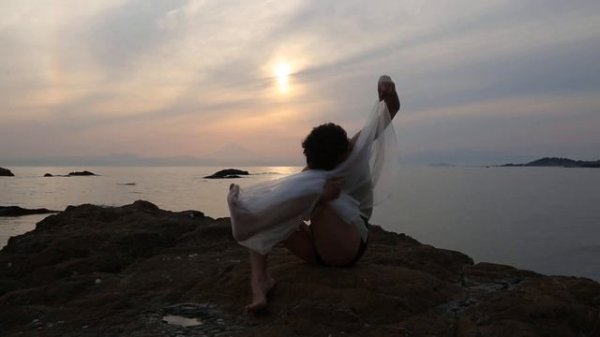 癒しのダンスで免疫力アップ!! 幻想の即効パフォーマンス 人気ダンサ-矢島みなみ ~健康のためにお家でやってみよう~ 水と光の情景写真家 高橋福生