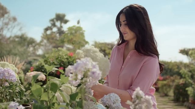 UNIQLO Premium Linen Shirts Collection featuring Katrina Kaif смотреть онлайн