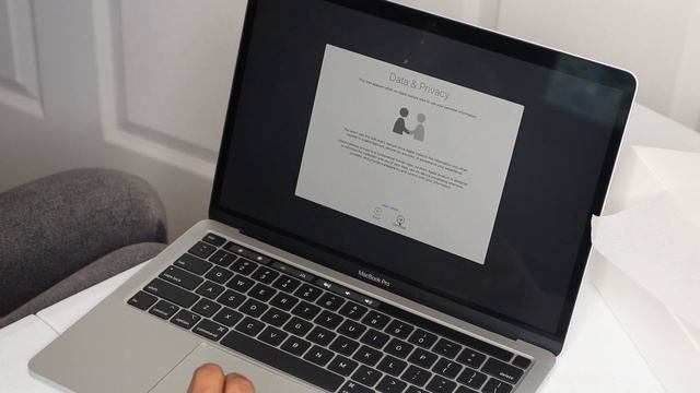 UNBOXING MY NEW SILVER MACBOOK PRO 2020 W/ TOUCHBAR смотреть онлайн