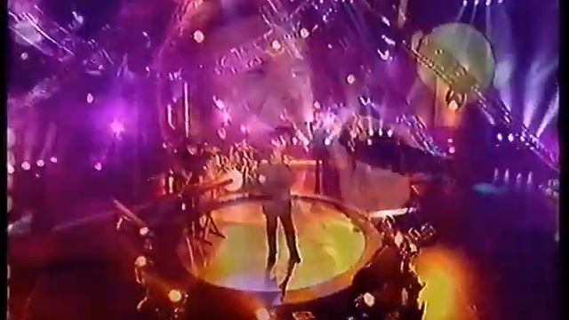 TOM JONES - Looking Out My Window + Interview (Lottery Show 1999) смотреть онлайн