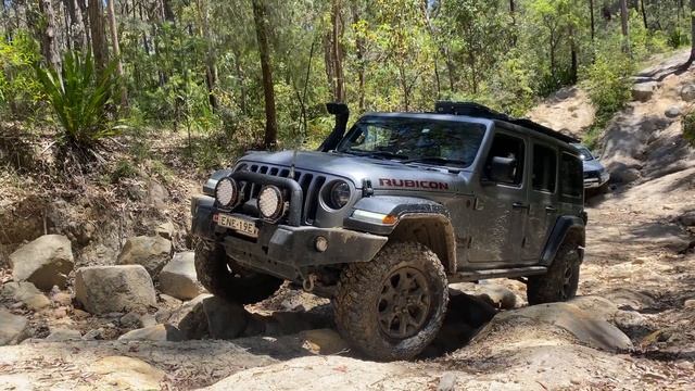 Jeep JL Rubicon and Toyota Hilux N80 take on The Killy Loop смотреть онлайн