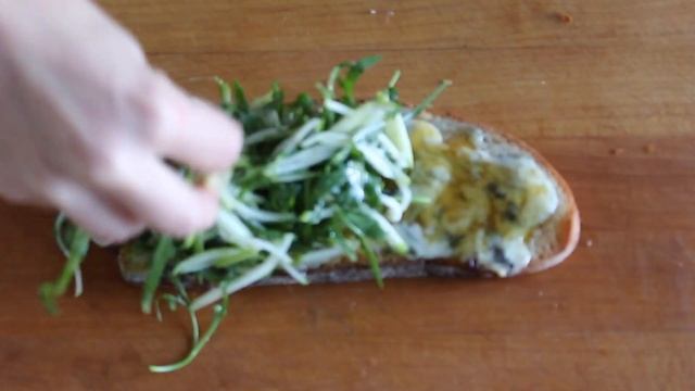 Blue Cheese Tartines with Apples + Arugula смотреть онлайн