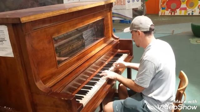 Maco, Macedonian bumping into a lonely piano "Belconnen Markets ACT Aust. смотреть онлайн