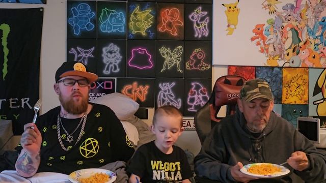 CHEETOS 4 CHEESY MAC 'N CHEESE TASTE TEST! смотреть онлайн