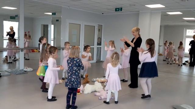 Taniec Dzieci Z Maskotkami -  