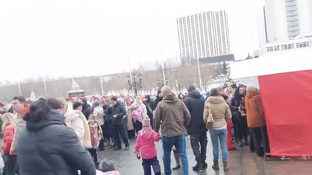 ГОЛЫЙ МУЖИК НА ПЛОЩАДИ 🙉🙈 Куда он полез❓❓Блошиный рынок Москва Россия Иван Рыбников смотреть онлайн