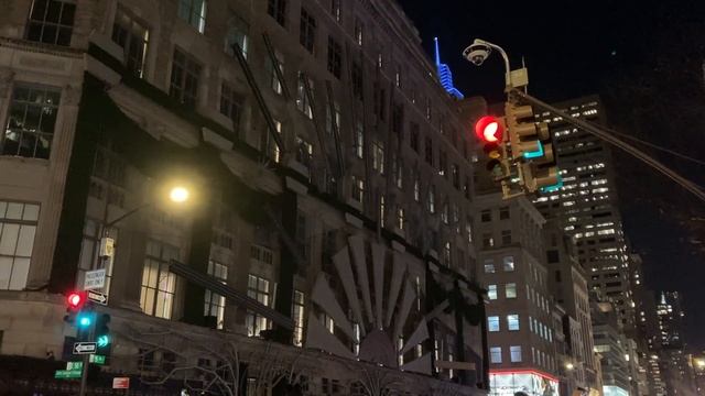 Elton John & NYC Saks Fifth Avenue Holiday Windows Unveiling Light Show 2022 смотреть онлайн