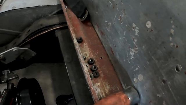 1959 Land Rover Series II gear box removal смотреть онлайн