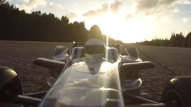 Wirelessly Charging RC Car vs Formula E Driver смотреть онлайн