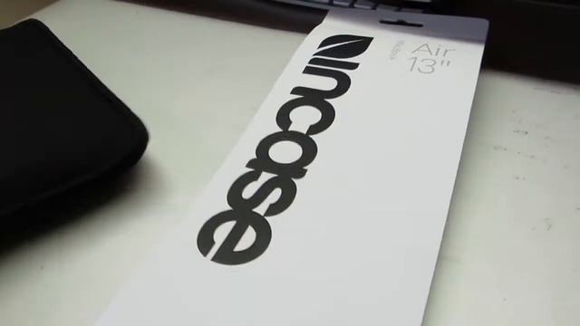 Incase Neoprene Sleeve for MacBook Air (first look) смотреть онлайн