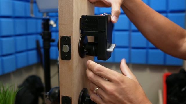 Switchbot Lock & Keypad Touch Review - Easiest Smart Lock Installation смотреть онлайн
