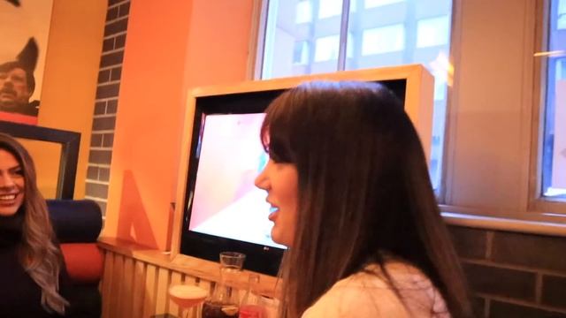 Kızlarla Londra'da sports bara gittik. смотреть онлайн