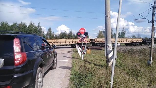 Грузовой поезд проезжает переезд в г. Буй (линия Данилов - Буй), 23 августа 2021 года смотреть онлайн
