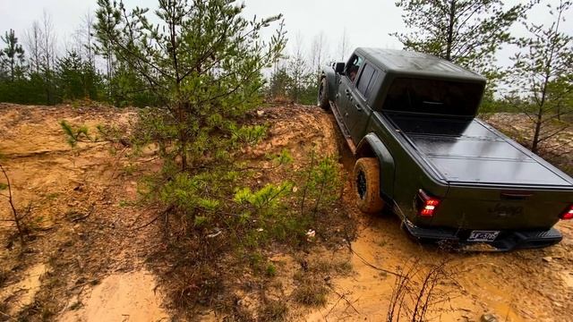 Jeep Rubicon 392 & Stock Gladiator vs INSANE Mountain смотреть онлайн