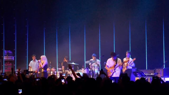 Paramore covering Fleetwood Mac - Everywhere - Belfast 2017 смотреть онлайн