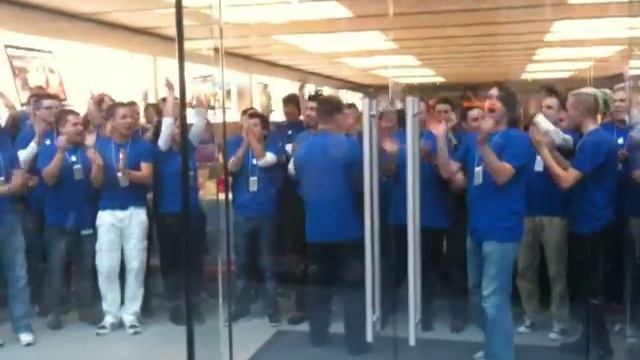 Apple Store Frankfurt Opening - Employees Cheering смотреть онлайн