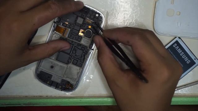 Samsung S3 mini scren replacement (DIY repairs) смотреть онлайн