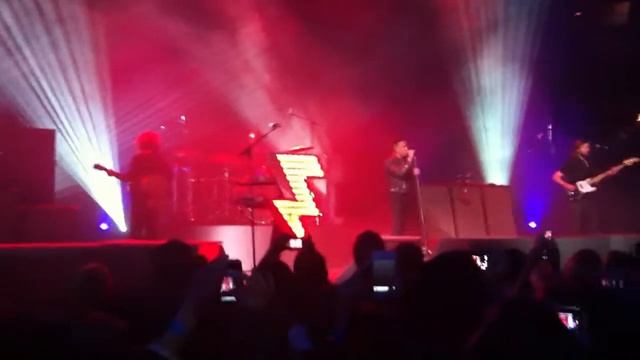 The Killers - Runaways (BIG Intro) Roundhouse ITunes 11-09-12.MOV смотреть онлайн