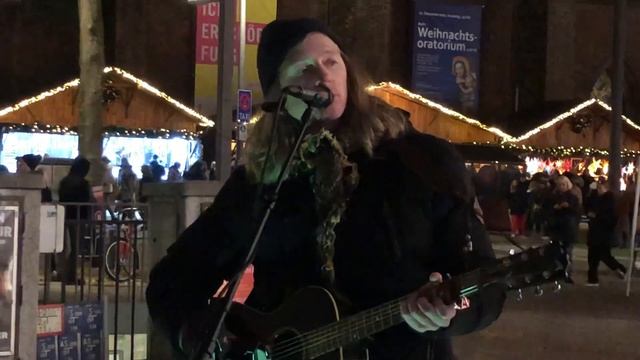 Gregory Alan Isakov, the Stable Song - busking in the streets of Hamburg, Germany смотреть онлайн