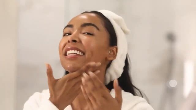 How To Apply Your Skincare Products Properly — Facial Massaging смотреть онлайн
